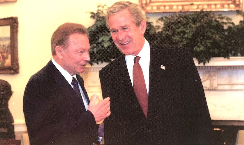 Obr.: Prezident Rudolf Schuster na stretnutí s prezidentom USA, Georgom Bushom v Bielom dome
