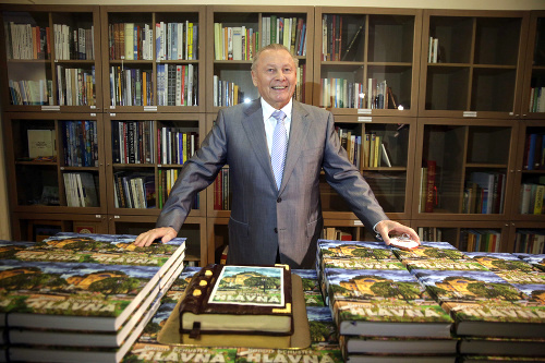 Obr.: Exprezident Rudolf Schuster zriadil v Košiciach v roku 2015 Prezidentskú knižnicu. Na fotografii prezentuje v roku 2016 svoju 54. vydanú knihu "Hlavná"