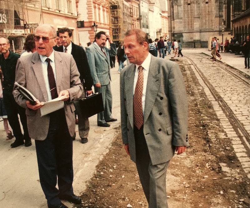 Primátor Rudolf Schuster na kontrolnom dni počas rekonštrukcie Hlavnej ulice