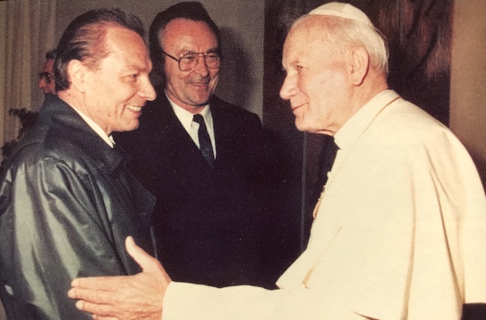 Obr.: Rudolf Schuster ako predseda Slovenskej národnej rady víta pápeža rímskokatolíckej cirkvi Jána Pavla II. na jeho oficiálnej návšteve Slovenska
